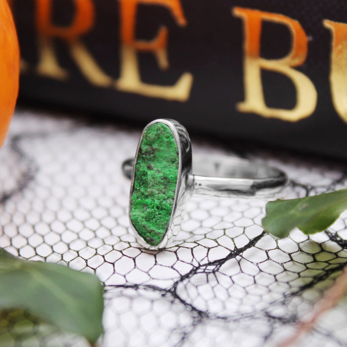 WOODLAND WITCH - Sterling Silver & Uvarovite - US 8