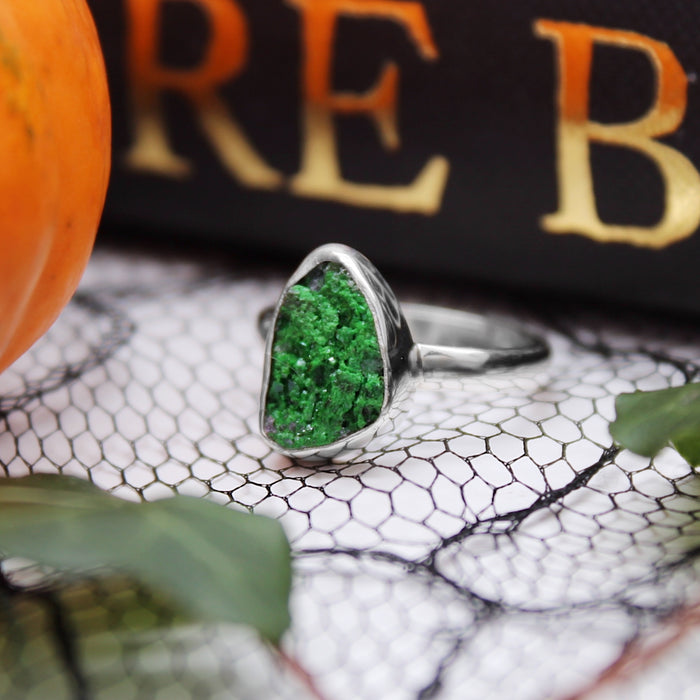 WOODLAND WITCH - Sterling Silver & Uvarovite - US 5